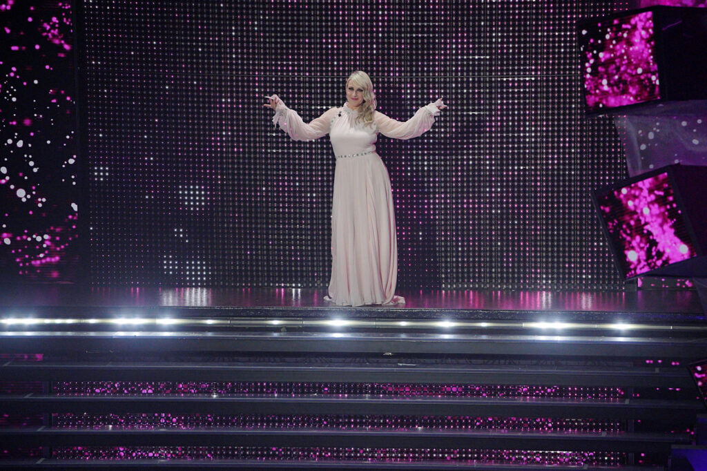 Galleria foto 'Sanremo 2025, i look della terza serata: dall’eleganza di Miriam Leone alla esuberante Katia Follesa' - foto 5