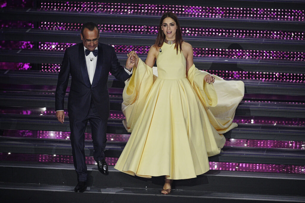 Galleria foto 'Sanremo 2025, i look della terza serata: dall’eleganza di Miriam Leone alla esuberante Katia Follesa' - foto 4