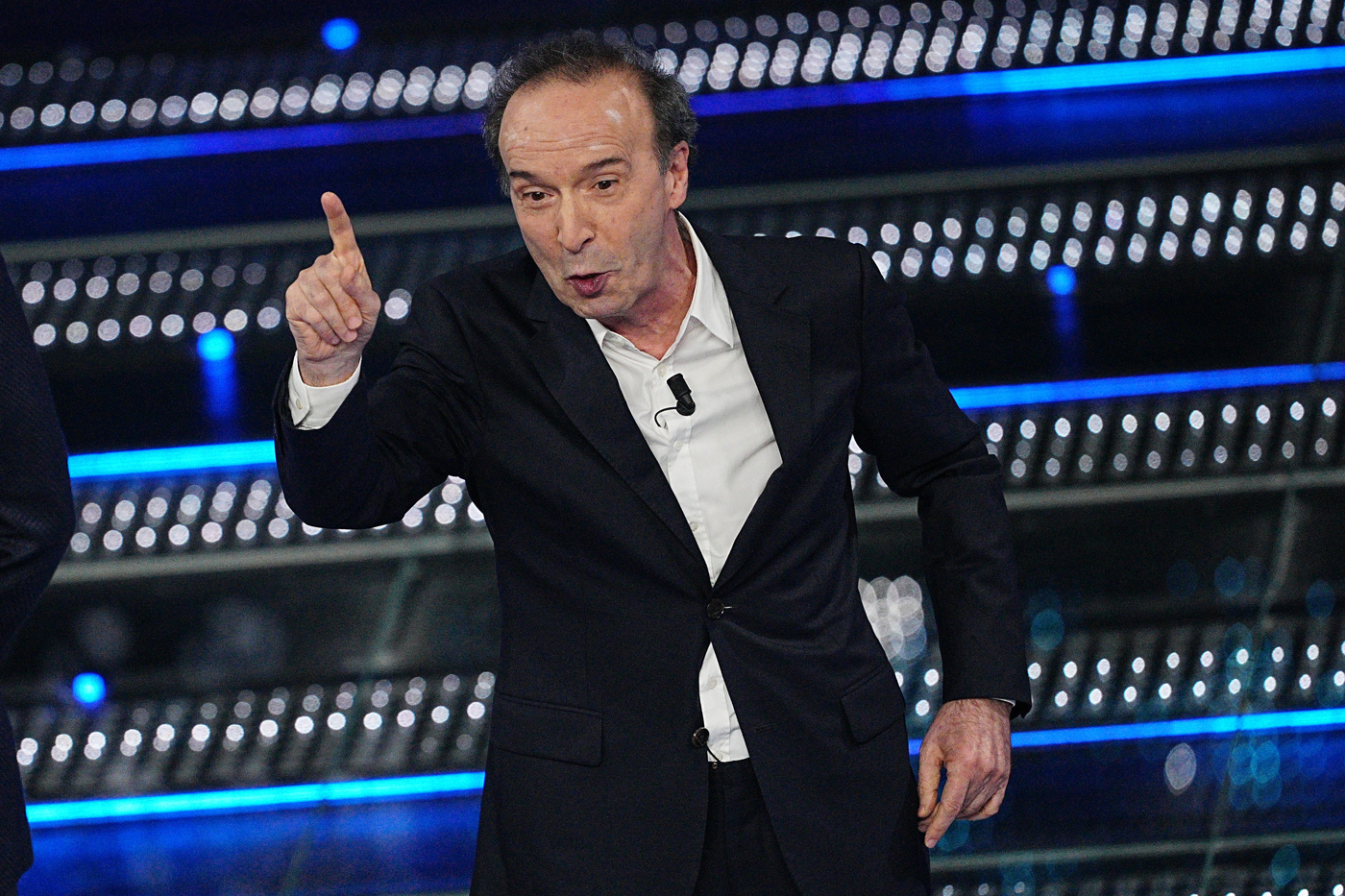 Sanremo 2025, ciclone Benigni sul palco dell’Ariston