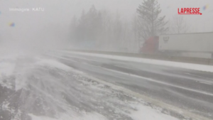 Usa, neve e gelo in Oregon: maxi tamponamento in autostrada