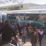 Gaza, i pullman con i 369 detenuti palestinesi scarcerati accolti dalla folla in festa