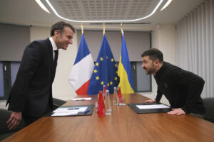 Il presidente Emmanuel Macron incontra il presidente Volodymyr Zelensky a Bruxelles