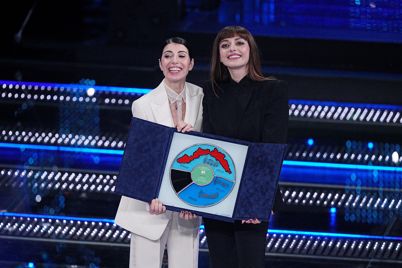 Sanremo 2025, Giorgia e Annalisa trionfano nella serata duetti. Show di Benigni