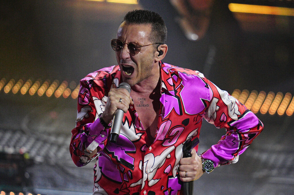 Galleria foto 'Sanremo 2025, i look della serata finale: dal rosso di Alessia Marcuzzi al sexy Fendi di Rose Villain' - foto 6