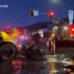 La California colpita da una forte tempesta: bulldozer al lavoro per pulire le strade dal fango
