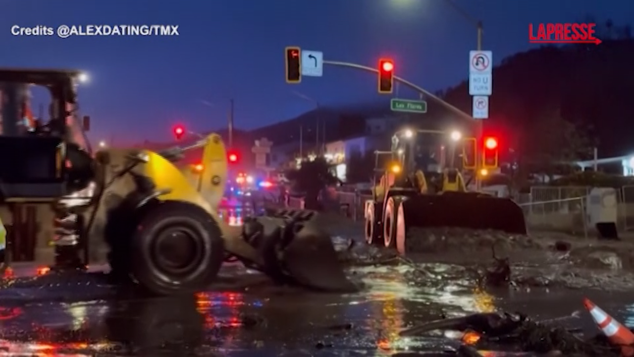 La California colpita da una forte tempesta: bulldozer al lavoro per pulire le strade dal fango