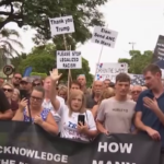 Manifestanti sudafricani bianchi si riuniscono per sostenere Trump e dichiarano di essere vittime di razzismo