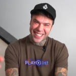 Sanremo 2025, Fedez intervistato dal finto Corona Gabriele Vagnato
