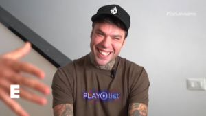 Sanremo 2025, Fedez intervistato dal finto Corona Gabriele Vagnato