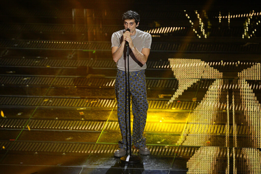 Galleria foto 'Sanremo 2025, i look della serata finale: dal rosso di Alessia Marcuzzi al sexy Fendi di Rose Villain' - foto 18