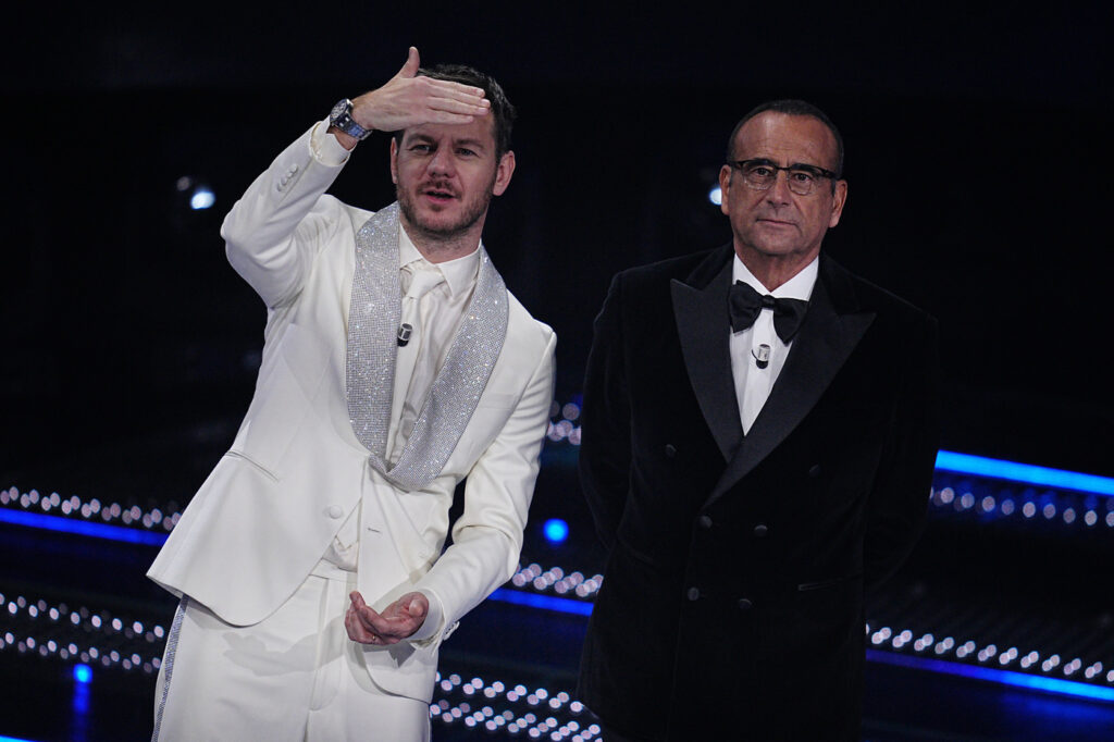 Galleria foto 'Sanremo 2025, i look della serata finale: dal rosso di Alessia Marcuzzi al sexy Fendi di Rose Villain' - foto 16