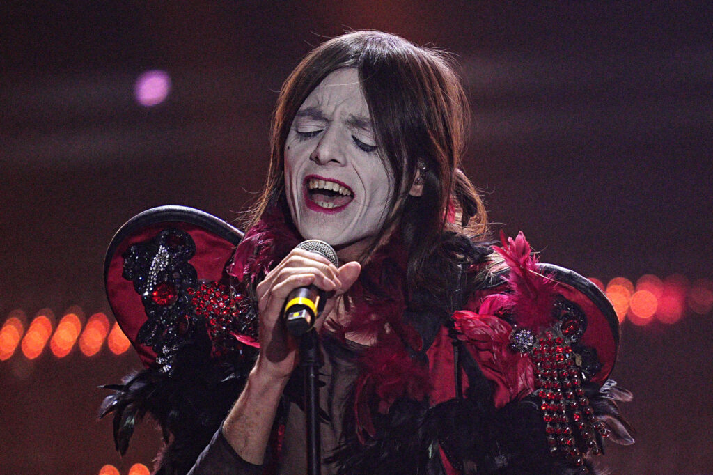 Galleria foto 'Sanremo 2025, i look della serata finale: dal rosso di Alessia Marcuzzi al sexy Fendi di Rose Villain' - foto 10