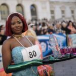 La corsa con vassoi colmi di bicchieri e caffè anima il carnevale di Nizza