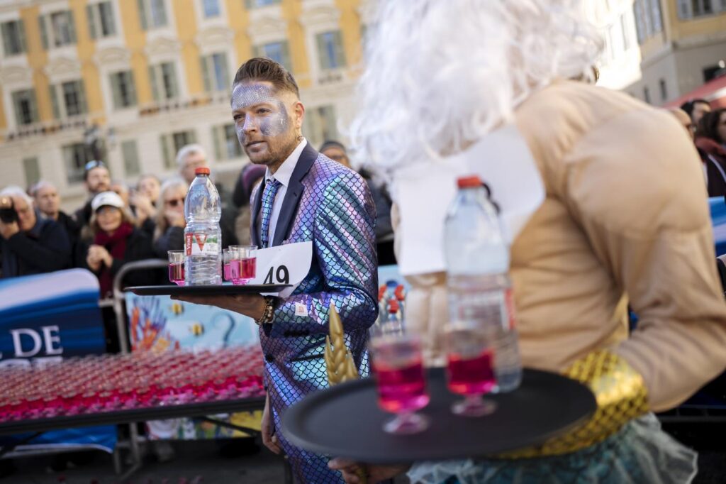 Galleria foto 'La corsa con vassoi colmi di bicchieri e caffè anima il carnevale di Nizza' - foto 4