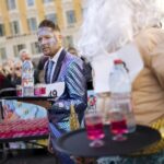 La gara di corsa con vassoi al carnevale di Nizza