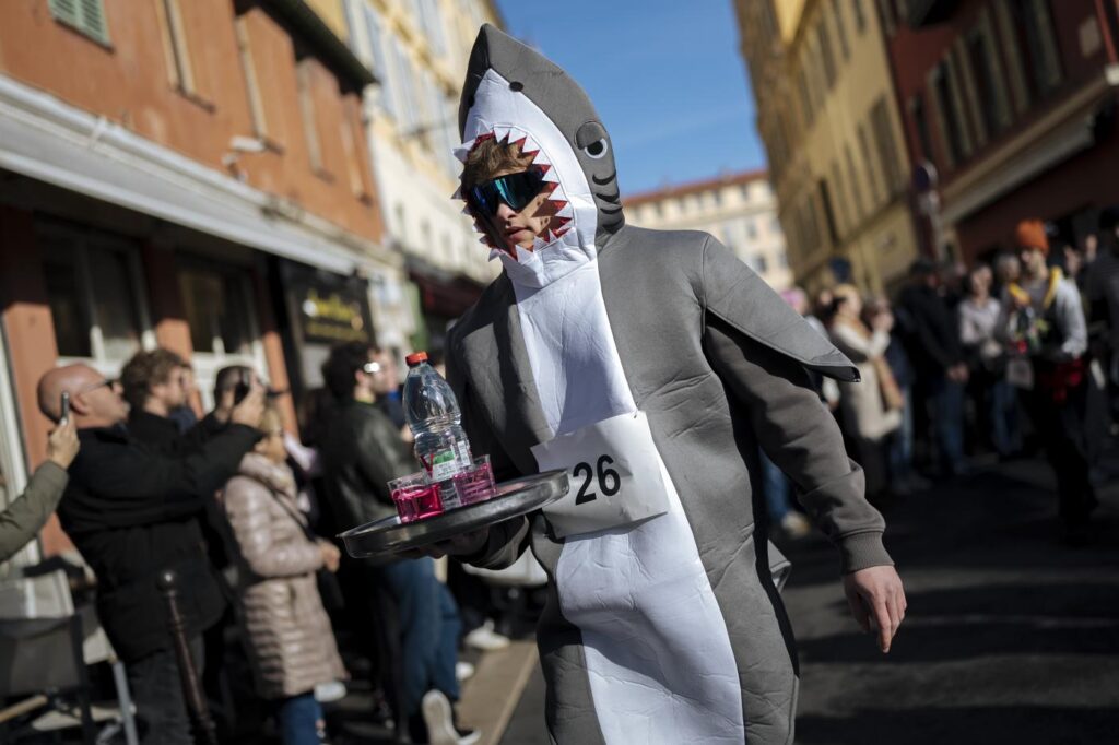 Galleria foto 'La corsa con vassoi colmi di bicchieri e caffè anima il carnevale di Nizza' - foto 2