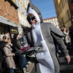 La gara di corsa con vassoi al carnevale di Nizza