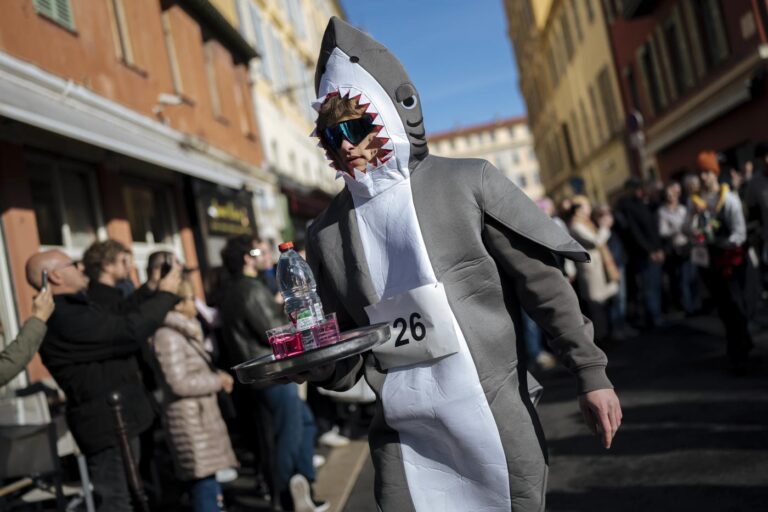 La gara di corsa con vassoi al carnevale di Nizza