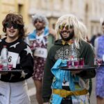La gara di corsa con vassoi al carnevale di Nizza
