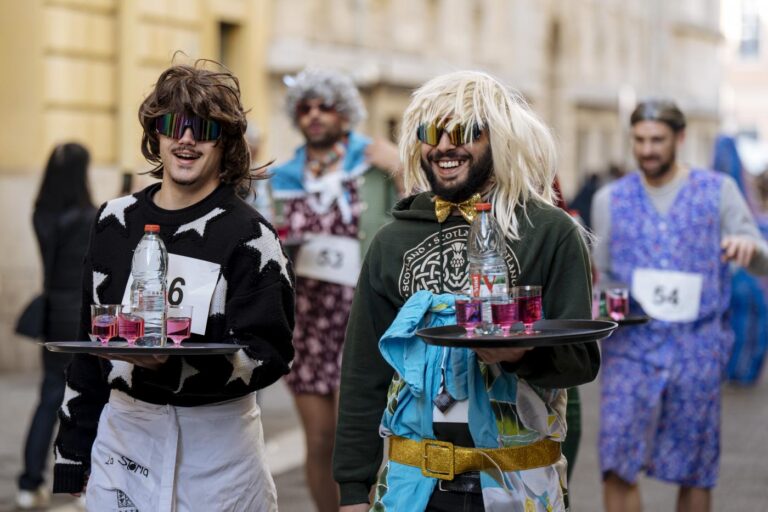 La gara di corsa con vassoi al carnevale di Nizza