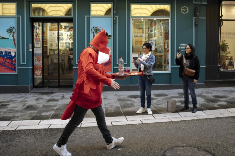 La gara di corsa con vassoi al carnevale di Nizza