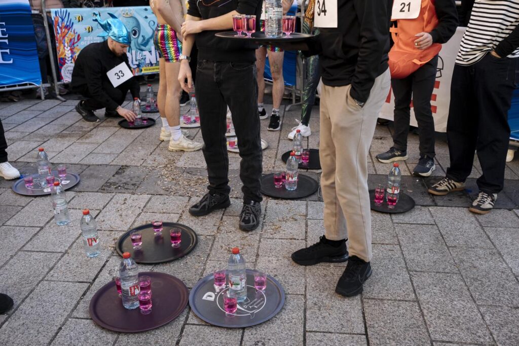 Galleria foto 'La corsa con vassoi colmi di bicchieri e caffè anima il carnevale di Nizza' - foto 6