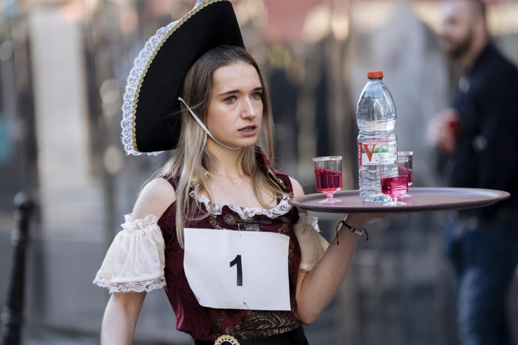 Galleria foto 'La corsa con vassoi colmi di bicchieri e caffè anima il carnevale di Nizza' - foto 3