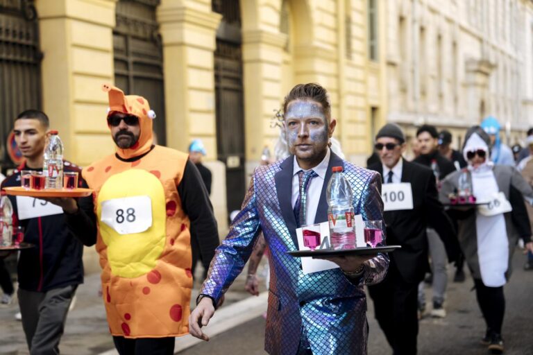 La gara di corsa con vassoi al carnevale di Nizza