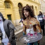 La gara di corsa con vassoi al carnevale di Nizza
