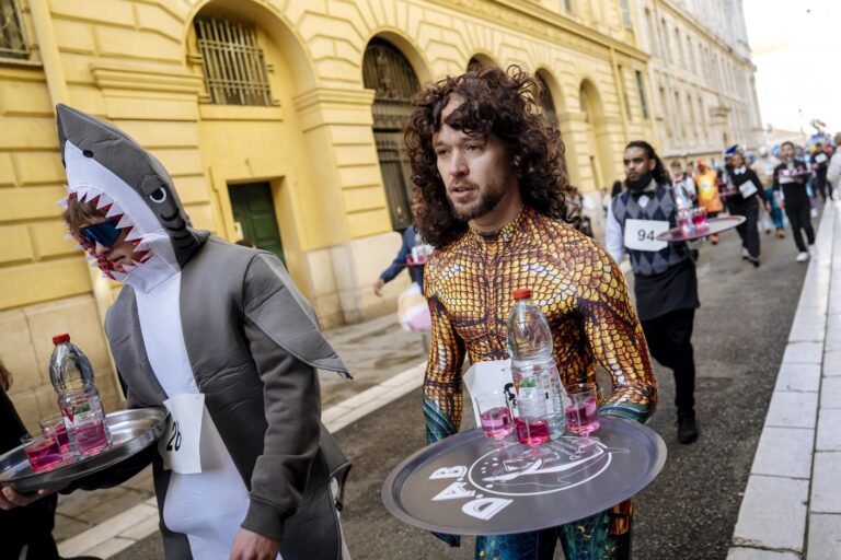 La gara di corsa con vassoi al carnevale di Nizza