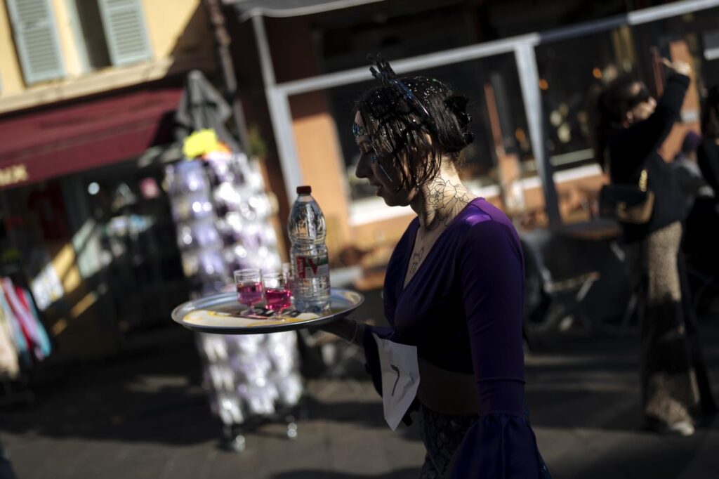 Galleria foto 'La corsa con vassoi colmi di bicchieri e caffè anima il carnevale di Nizza' - foto 9