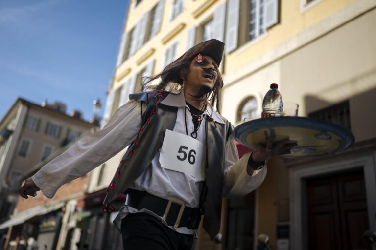 La gara di corsa con vassoi al carnevale di Nizza