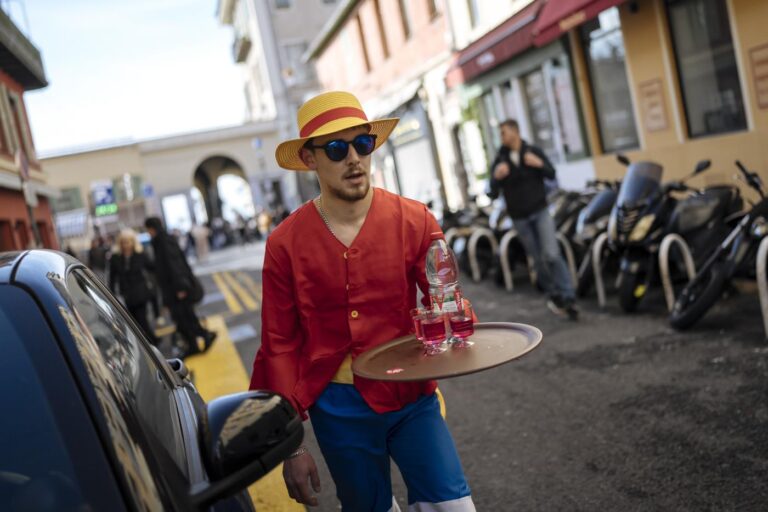 La gara di corsa con vassoi al carnevale di Nizza