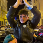 Sanremo 2025, Olly esce dall’Ariston e saluta i fan in lacrime