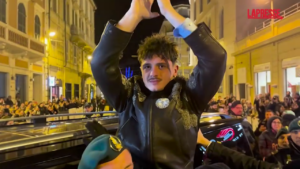 Sanremo 2025, Olly esce dall’Ariston e saluta i fan in lacrime
