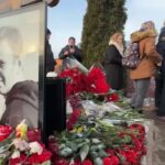 Anniversario morte Navalny, ambasciatori stranieri portano fiori sulla sua tomba a Mosca