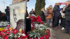Anniversario morte Navalny, ambasciatori stranieri portano fiori sulla sua tomba a Mosca