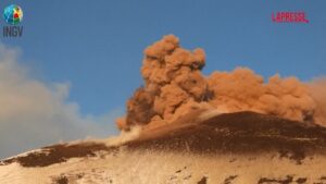 Etna, le spettacolari immagini dell’eruzione