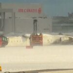 Toronto, incidente all’aeroporto: le immagini del velivolo ribaltato