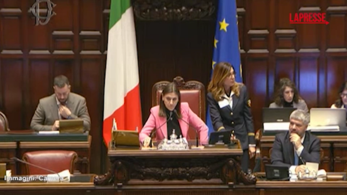 VIDEO Ucraina, applauso solidarietà aula Camera a Mattarella: tutti in piedi VIDEO Ucraina, applauso solidarietà aula Camera a Mattarella: tutti in piedi