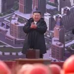 Corea del Nord, Kim Jong Un parla ai lavoratori edili a Pyongyang
