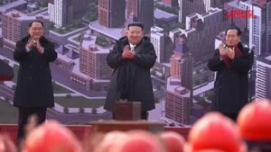 Corea del Nord, Kim Jong Un parla ai lavoratori edili a Pyongyang