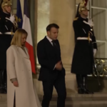 Ucraina, Meloni lascia l’Eliseo: l’abbraccio con Macron