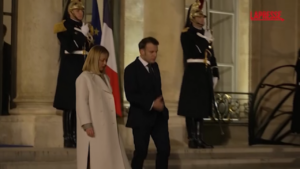 Ucraina, Meloni lascia l’Eliseo: l’abbraccio con Macron