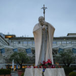 Papa Francesco ricoverato, Santa Sede: “Condizioni stazionarie, è senza febbre”