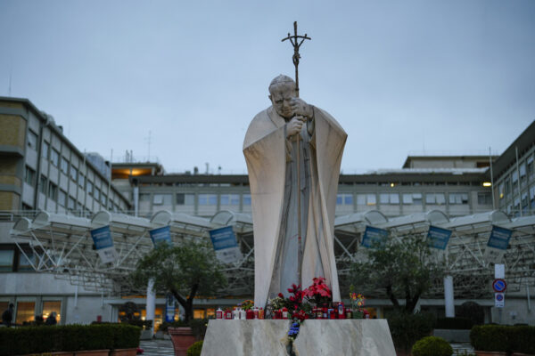 Papa Francesco ricoverato, Santa Sede: “Condizioni stazionarie, è senza febbre”