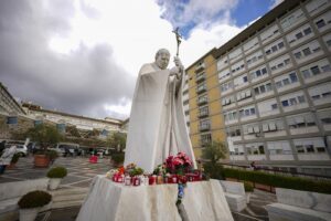 Papa Francesco, 14esimo giorno di ricovero: “Bergoglio prosegue terapie, umore è buono”