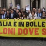 Bollette, flash mob M5S a Chigi. Conte: “Meloni dove sei?”