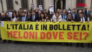 Bollette, flash mob M5S a Chigi. Conte: “Meloni dove sei?”