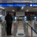 Milano, la filma in bagno ma bimba di cinque anni lo nota: arrestato 30enne all’aeroporto di Linate